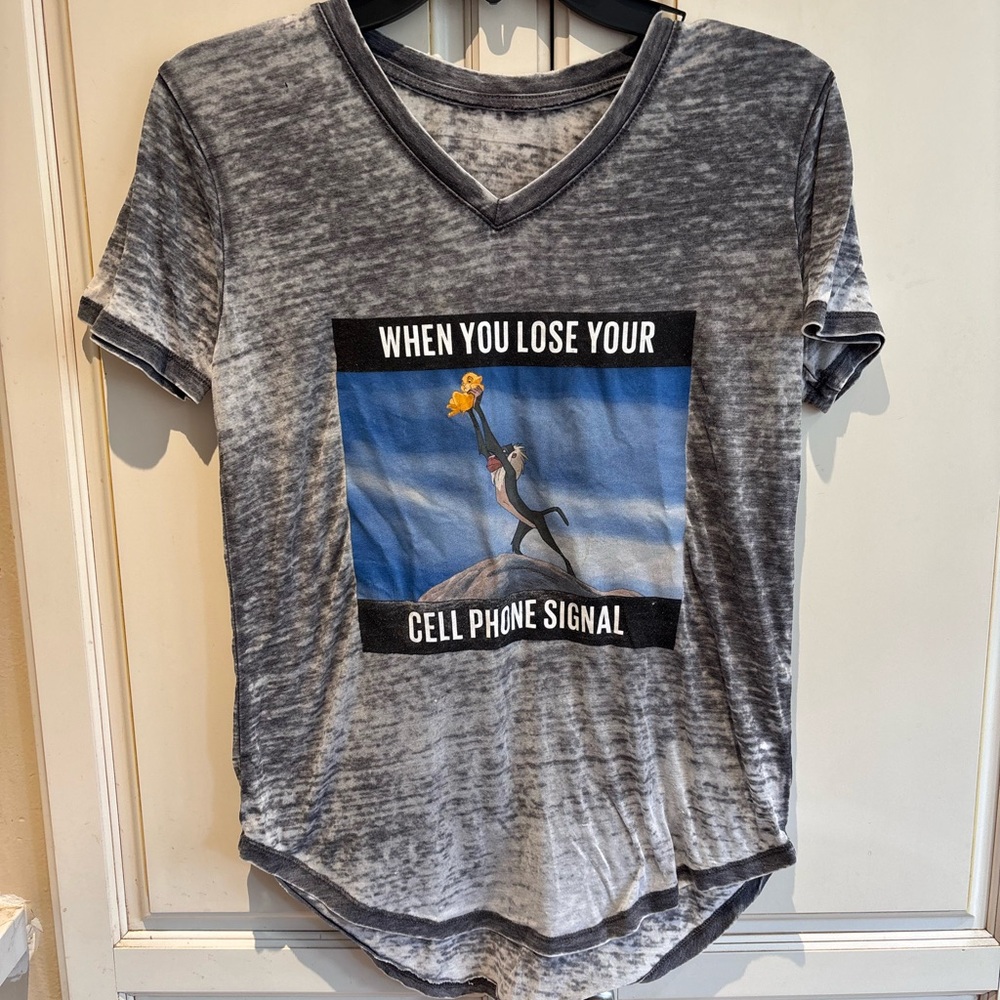 Lion King Gray V-Neck T-Shirt with Graphic Design no size tag S or M